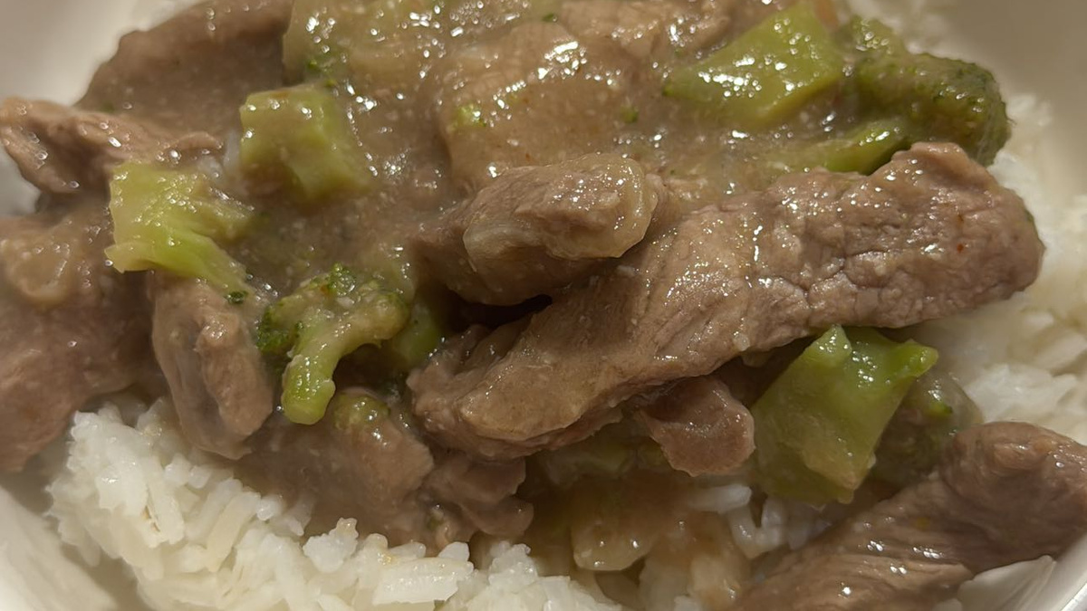 Carne oriental com brócolis