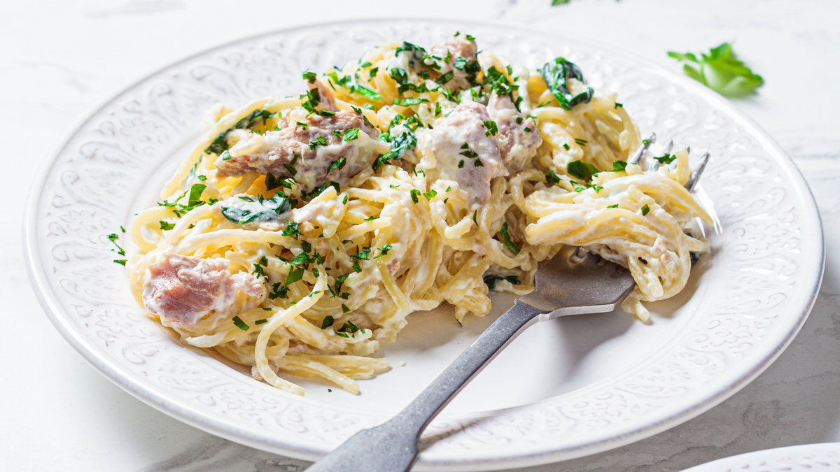 Macarrão com atum e creme de leite