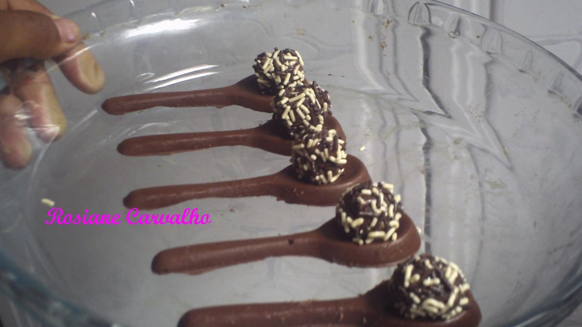 Colher de chocolate com brigadeiro
