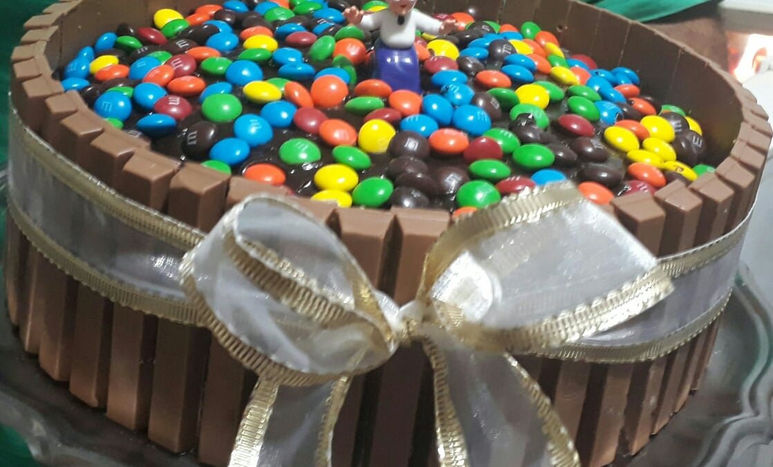Bolo de biscoito wafer com cobertura de chocolate (by Paty Couto)