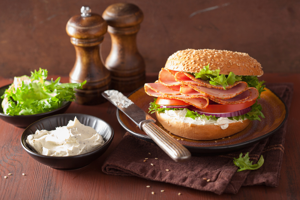 Sanduíche com peito de peru e cream cheese