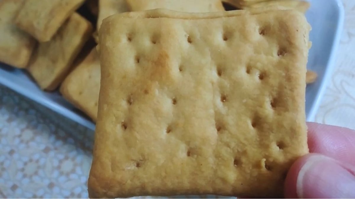Receita do verdadeiro biscoito água e sal mais fácil do mundo: perfeito para comer com pastinhas e geleias