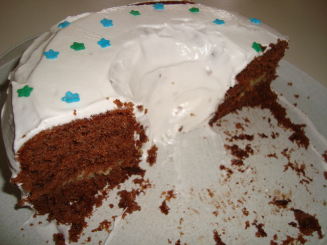 Bolo de chocolate com recheio de leite condensado e cobertura de marshmallow