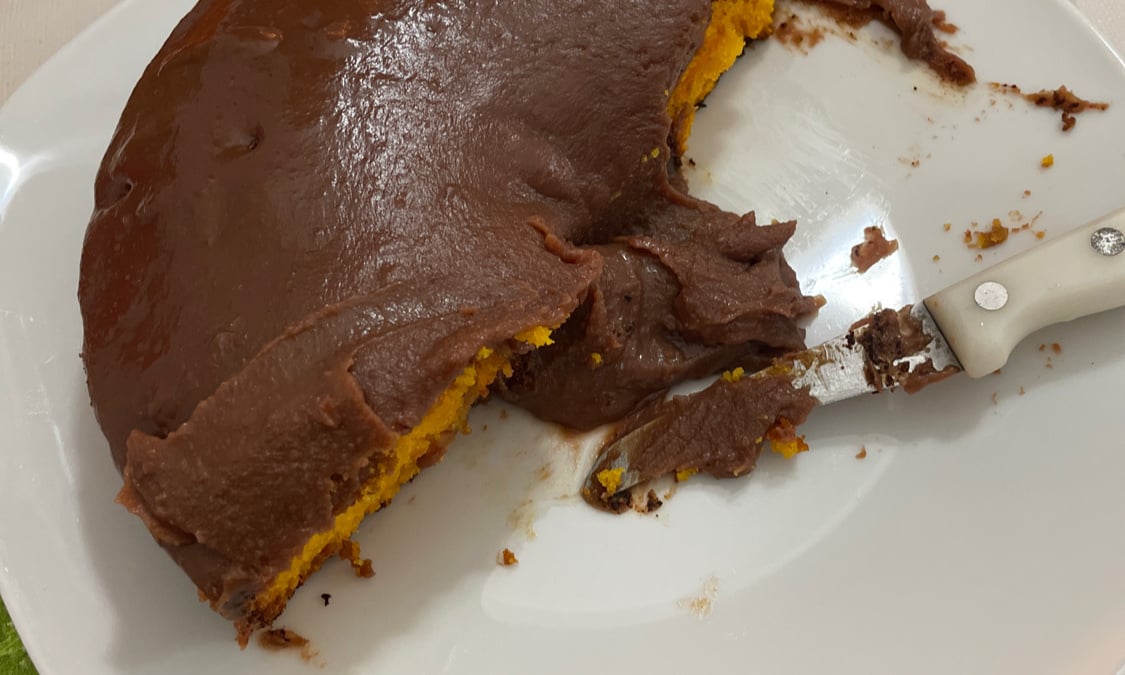 Bolo vulcão de cenoura com chocolate