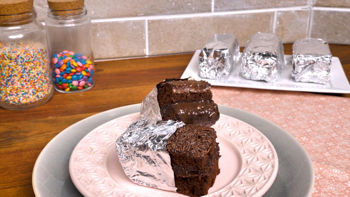 Bolo de chocolate gelado no papel alumínio