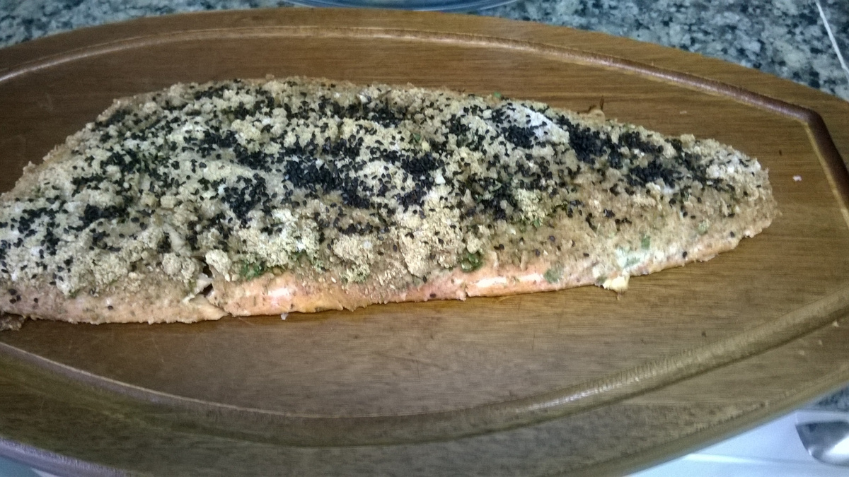 Salmão assado com cobertura de amêndoas