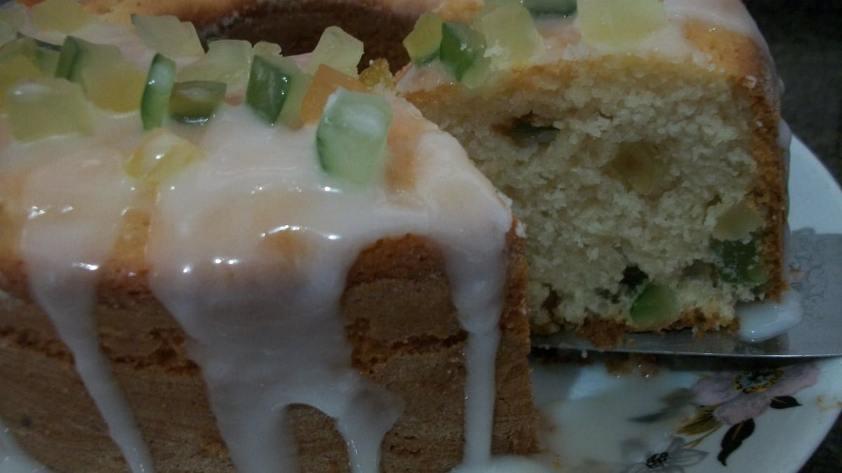 Bolo de limão com frutas cristalizadas
