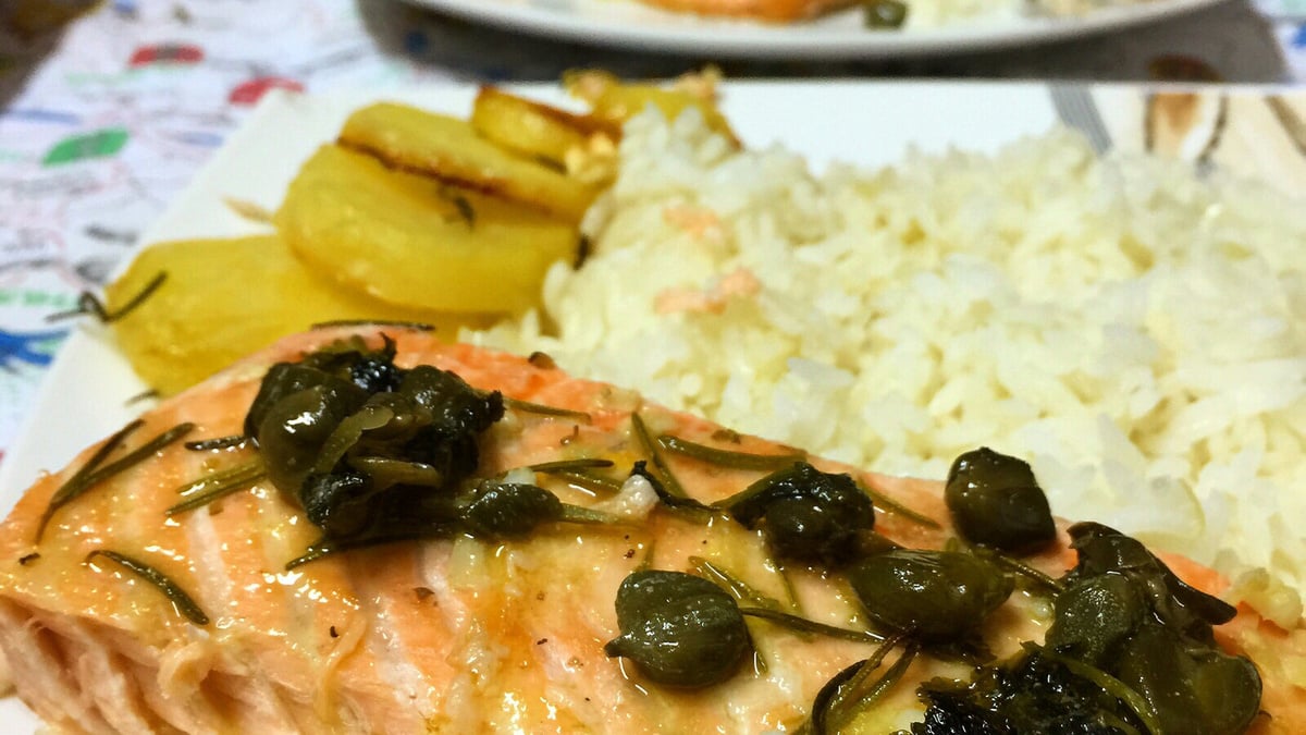 Salmão com alcaparras