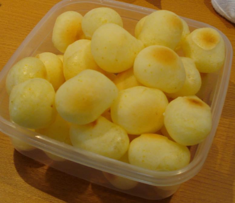 Pão de queijo com bastante queijo
