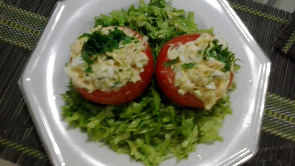 Tomate recheado no ninho de alface
