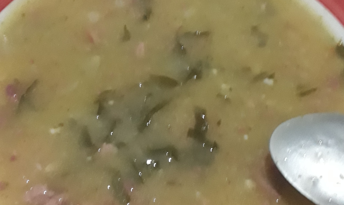 Caldo de macaxeira (mandioca) com charque (carne seca)