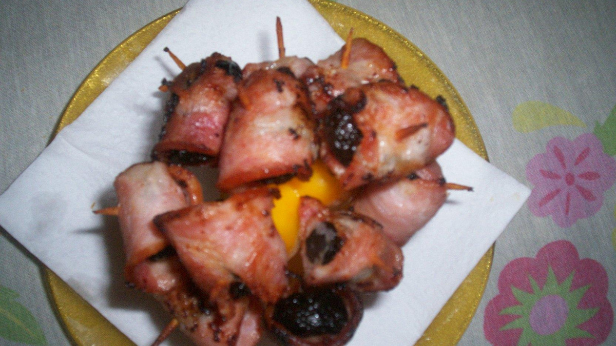 Ameixas com bacon