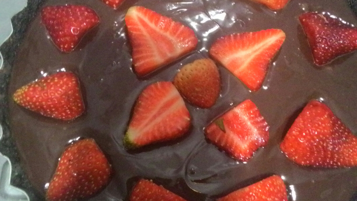 Torta de biscoito de chocolate recheado de baunilha, chocolate e morangos