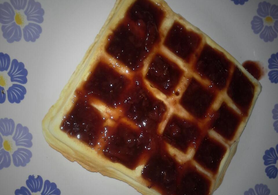 Waffle e geléia de morango caseira. #waffle #ximia #strawberryjam #gramado  #rs #pousadaquerencia