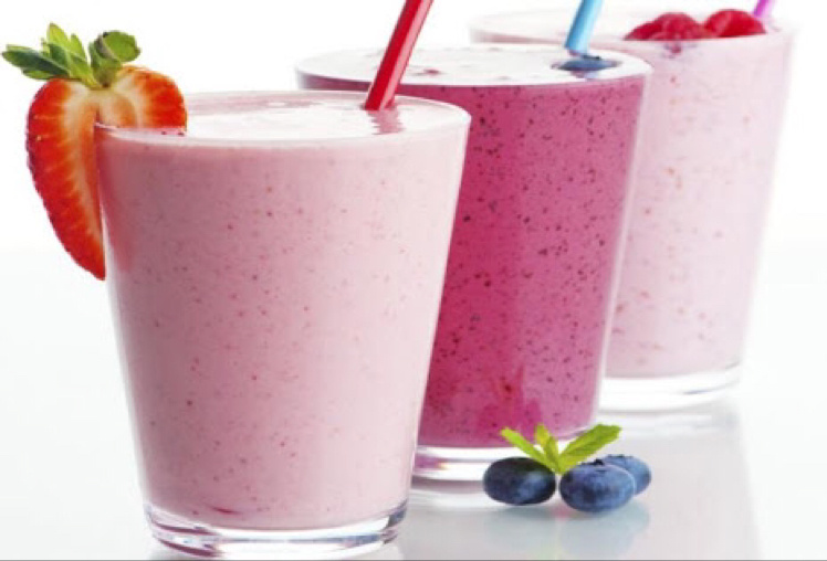 Vitamina cremosa de frutas vermelhas