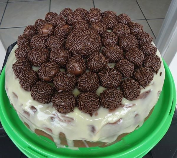 Bolo molhadinho e gelado de chocolate