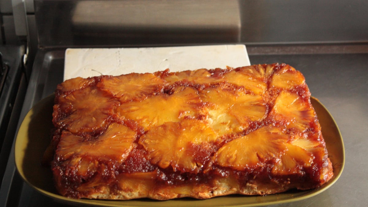 Bolo fácil de abacaxi caramelizado