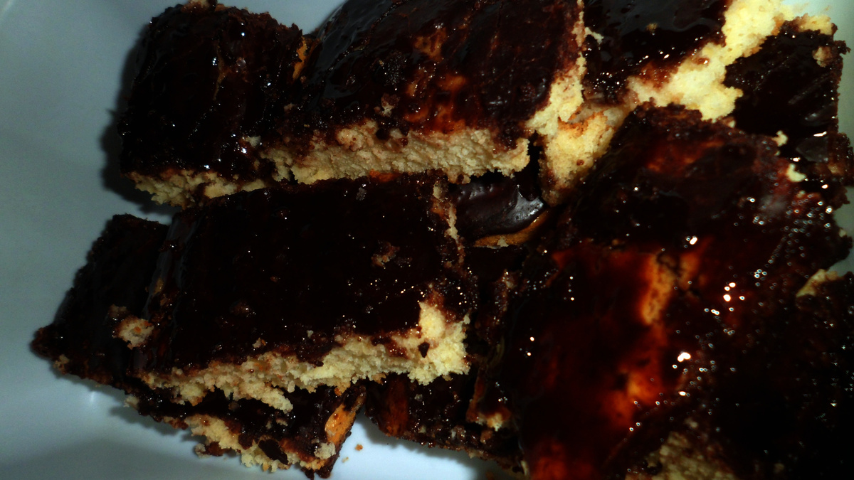 Bolo de limão com cobertura de chocolate