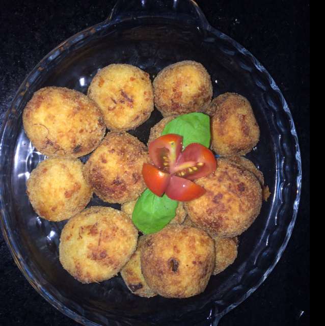Bolinho de aipim (mandioca) recheado com carne seca