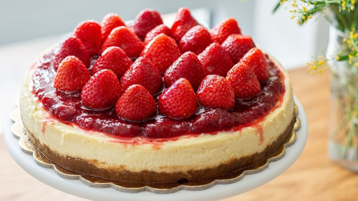 Cheesecake de morango sem forno e sem gelatina com textura firme e cremosa