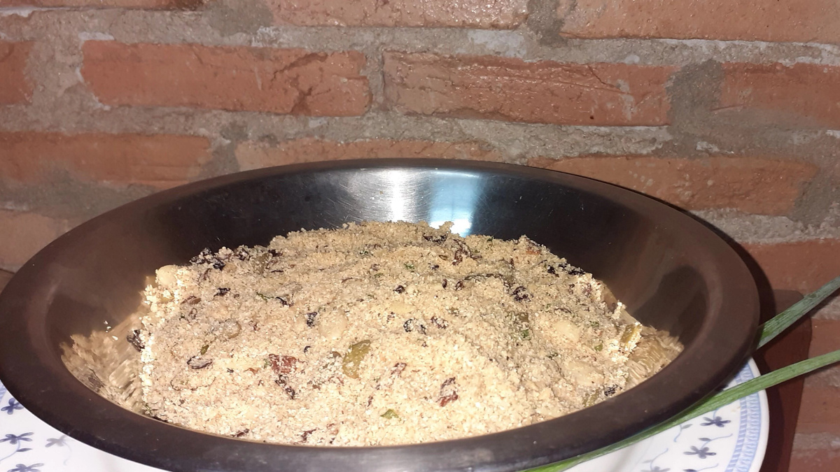 Farofa caramelizada crocante com cebola caramelizada, amêndoas e cranberries