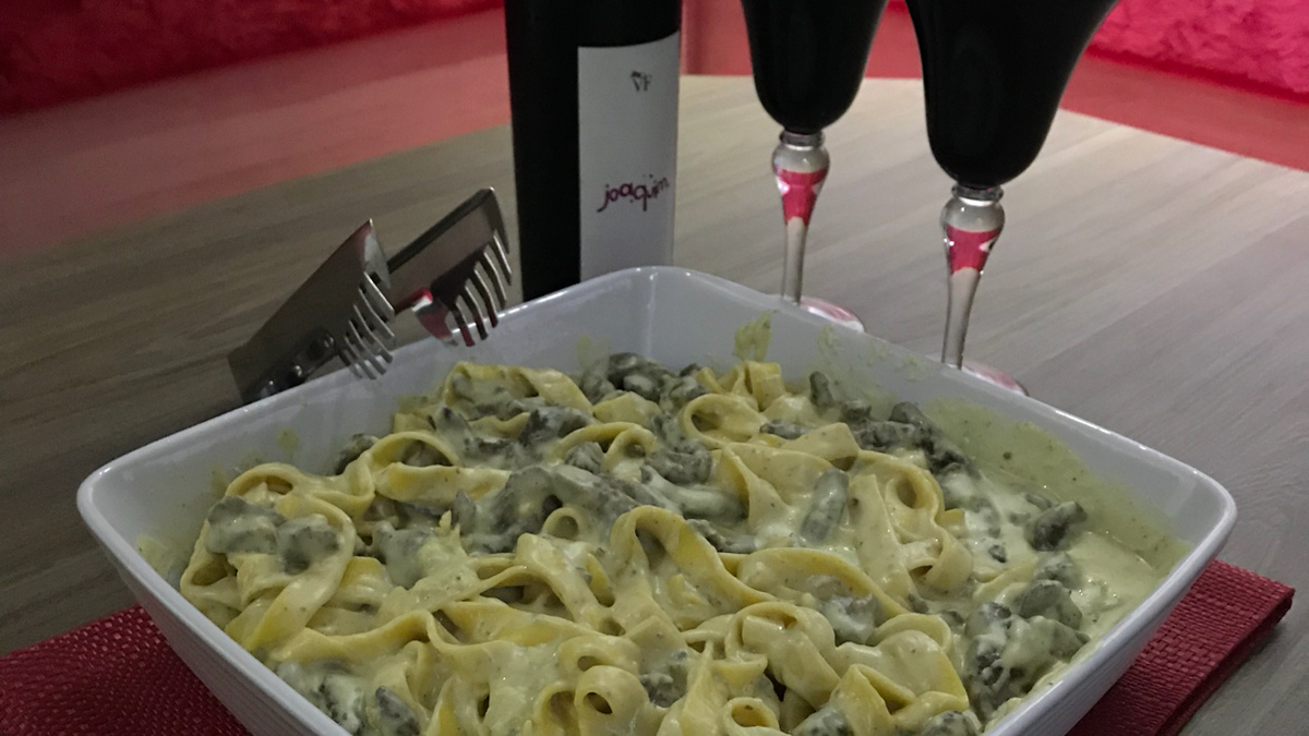 Macarrão ao molho quatro formaggio com tirinhas de filé mignon