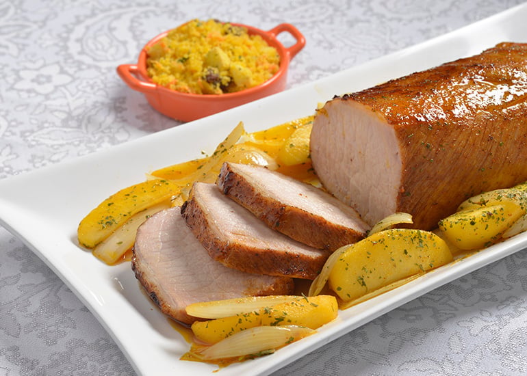 Lombo com maçã verde e cebolas