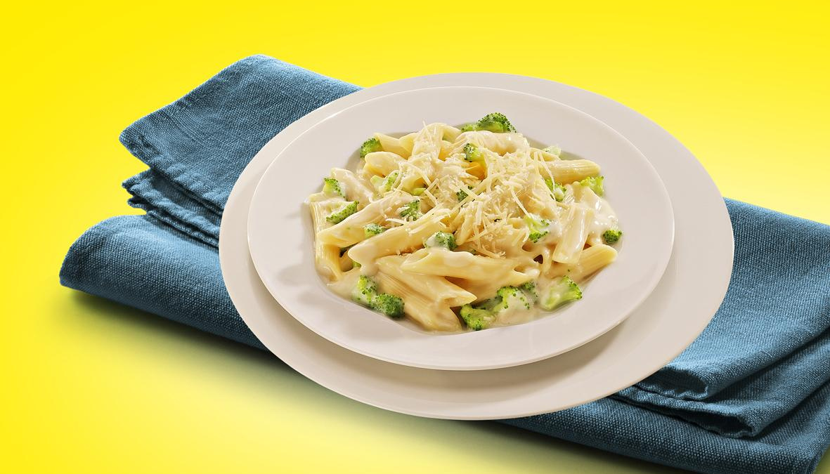 Penne ao molho de queijo e brócolis