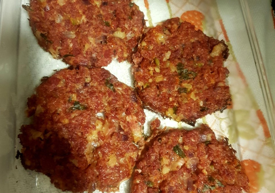 Hambúrguer artesanal de carne-seca com bacon da Fiuza