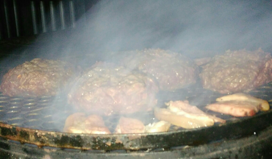 Hambúrguer artesanal na churrasqueira/forno