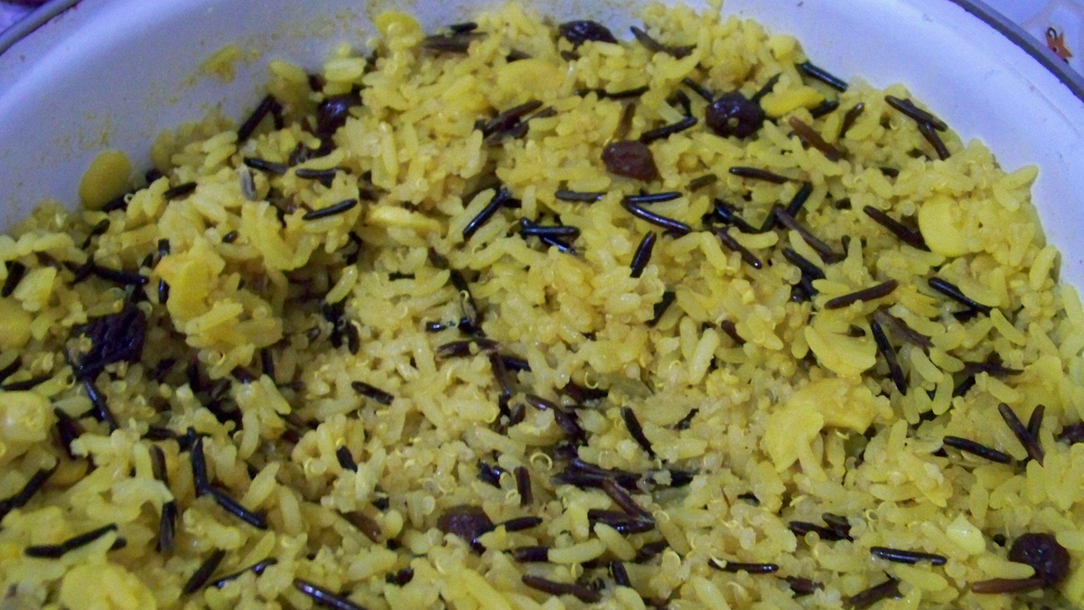 Mix de arroz selvagem e quinua com amêndoas, uvas passas e cúrcuma