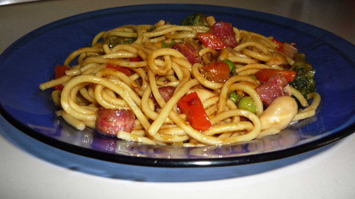Yakisoba com linguiça