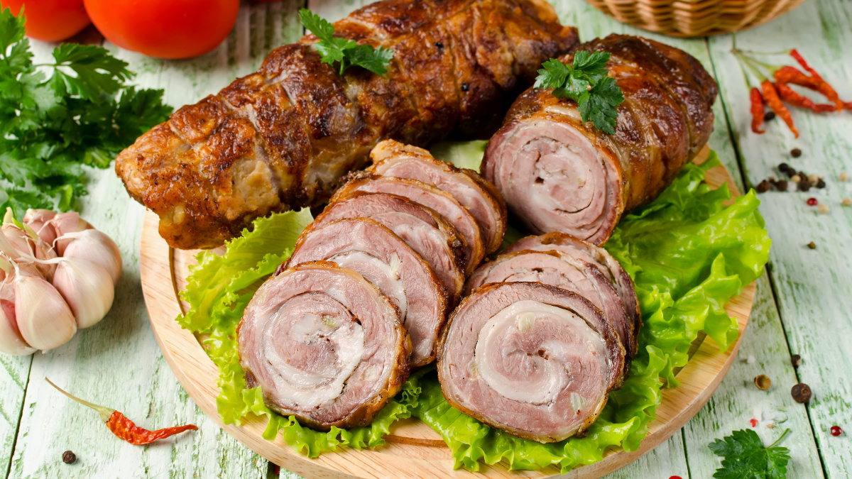 Rocambole de carne moída com queijo e presunto