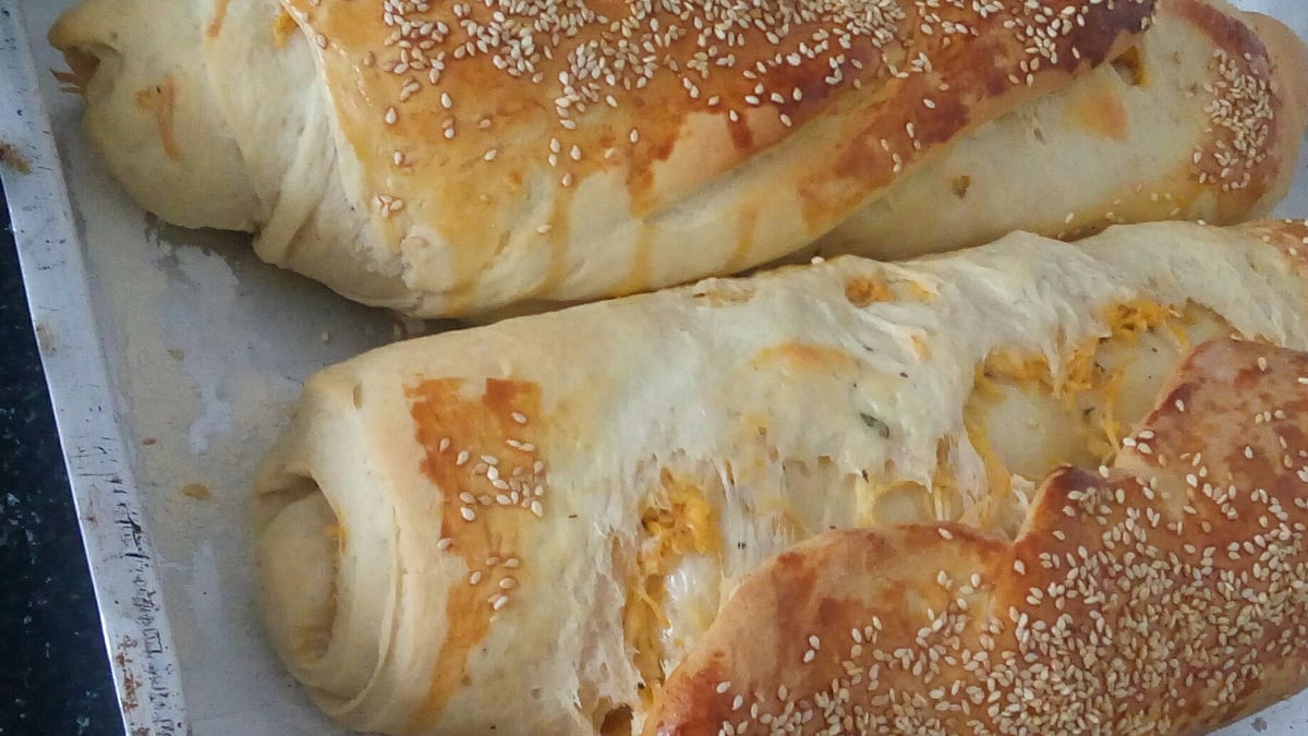 Pão caseiro recheado com presunto