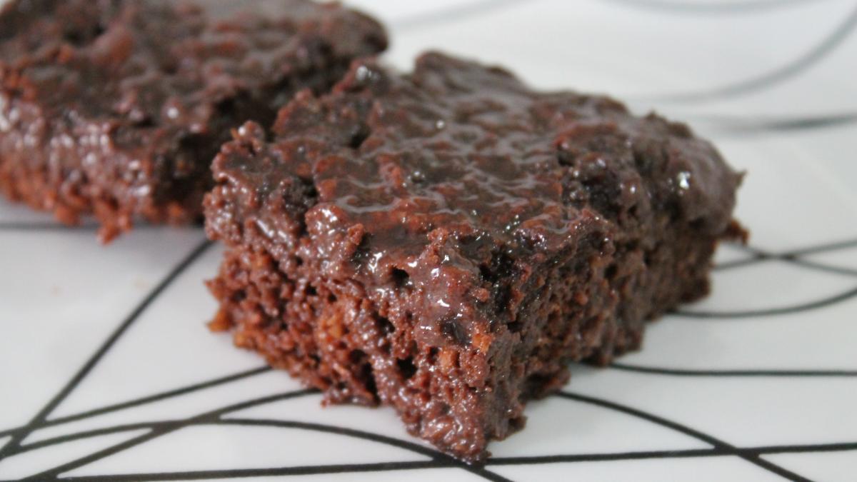 Bolo de chocolate sem farinha de trigo, sem leite e super rápido