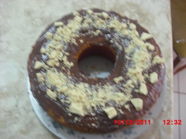Bolo branco com cobertura de brigadeiro e chocolate branco