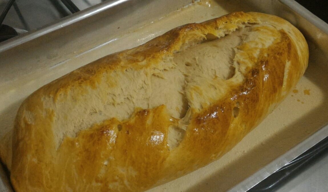 Pão fácil com recheio de calabresa