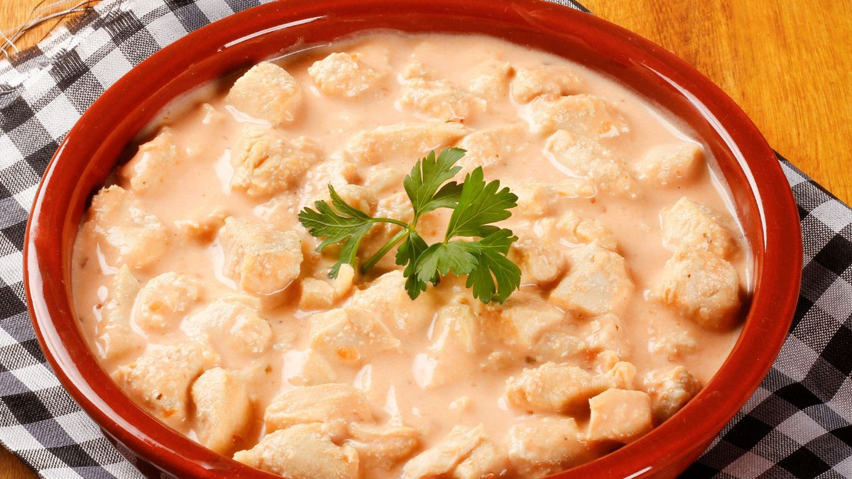 Strogonoff de frango sem lactose com creme aveludado sem alterar o sabor