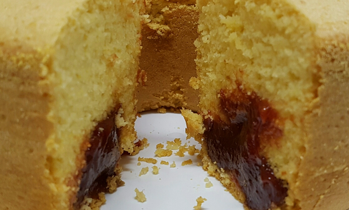 Bolo de fubá com goiabada