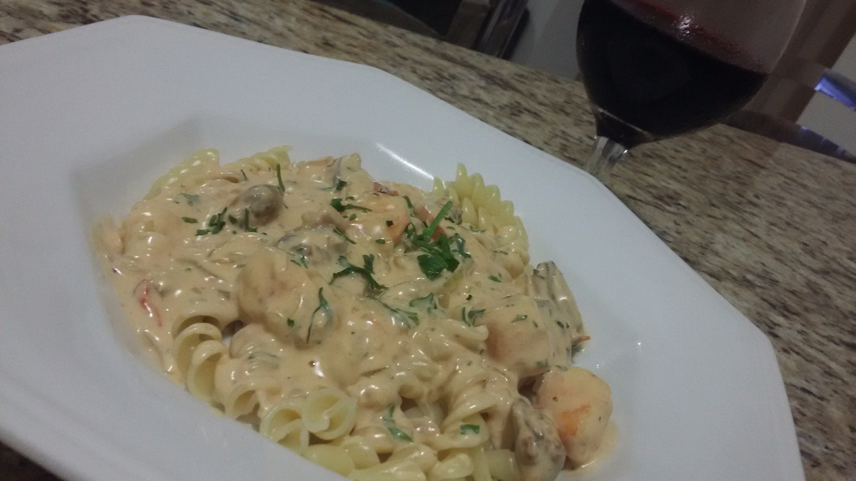 Penne com camarão flambado
