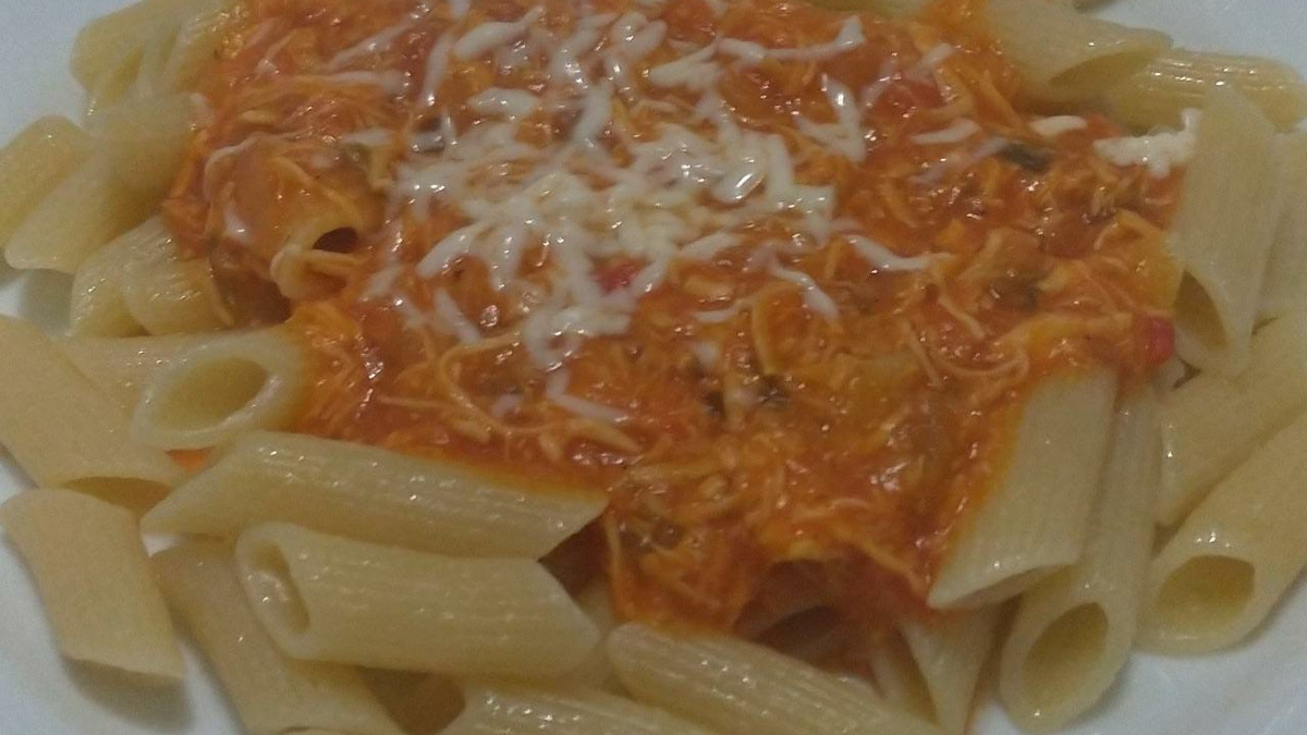 Macarrão penne ao molho de frango desfiado com queijo branco