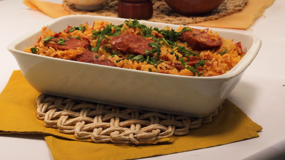 Arroz com carne-seca e calabresa na panela de pressão