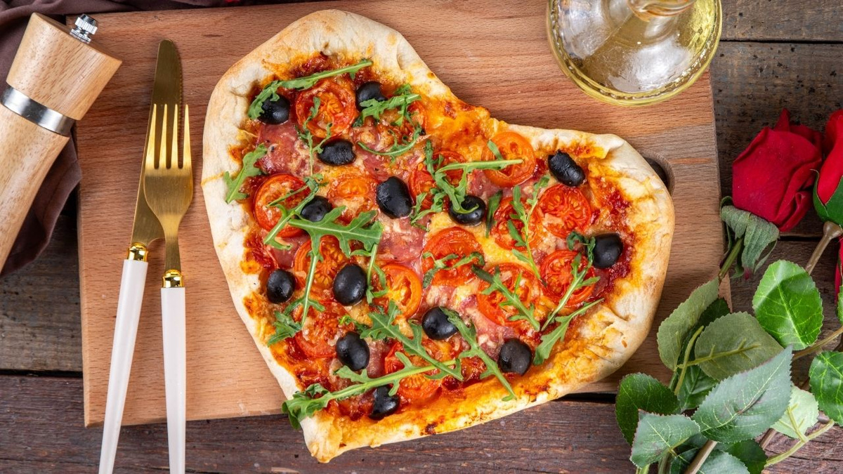 Pizza com formato de coração e recheio simples e saboroso para um jantar romântico sem gastar muito