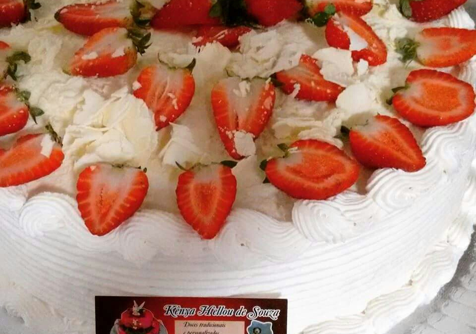 Bolo brigadeiro branco com morangos