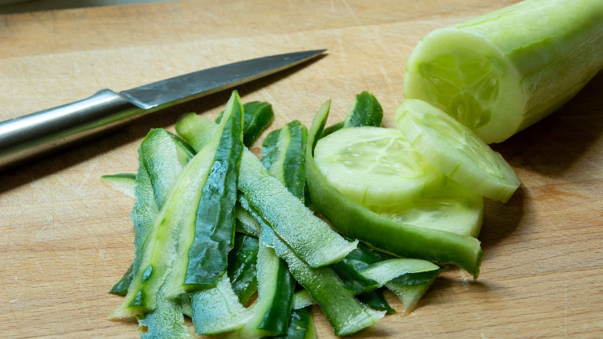 Nunca jogue fora a casca do pepino: ela tem uma função que poucas ...