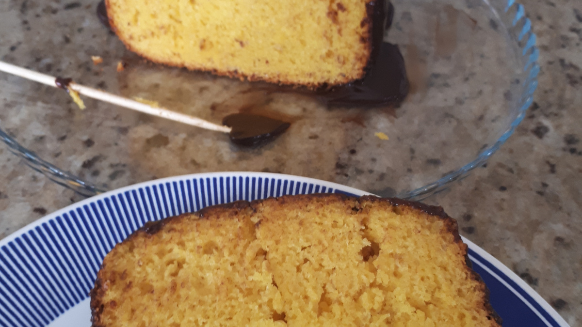 Bolo de cenoura na( máquina de pão)