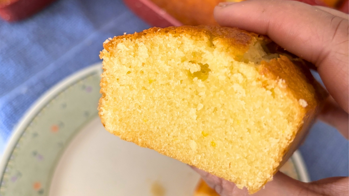 Bolo de laranja úmido e fofinho da vovó feito no liquidificador com a fruta inteira