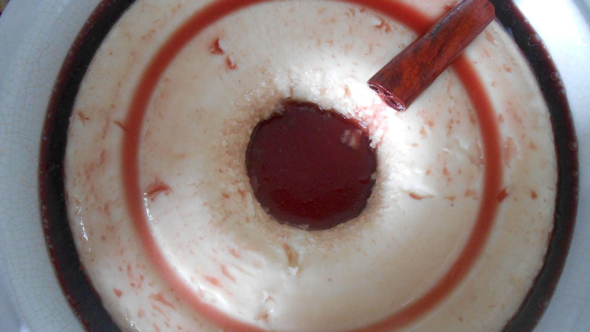 Manjar branco com calda de vinho