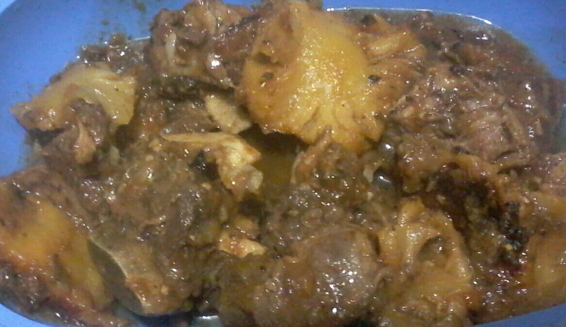 Costela na panela de pressão com fatias de abacaxi