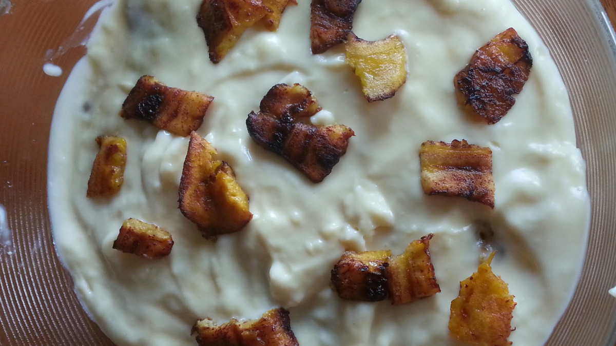 Sobremesa deliciosa de banana frita